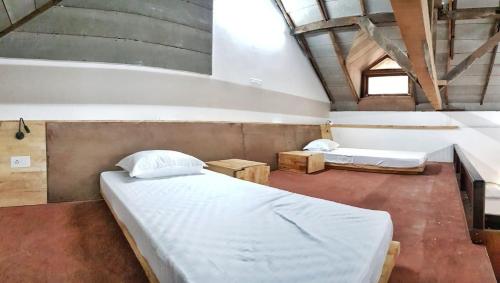 科泽科德Design Ashram的一间卧室,配有两张床