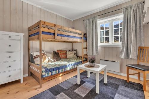 Leilighet Gaustablikk客房内的一张或多张双层床
