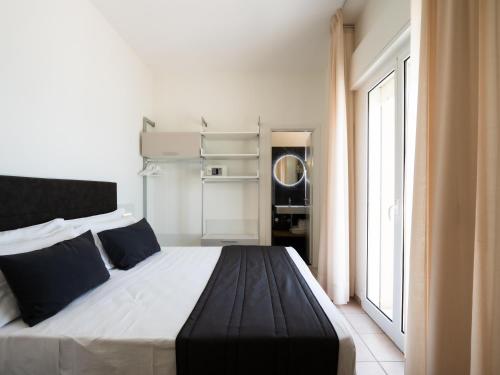 马洛塔佛罗伦萨酒店的一间卧室设有一张大床和一个大窗户