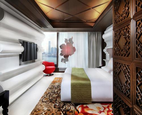 香港問月酒店的酒店客房设有床和窗户。