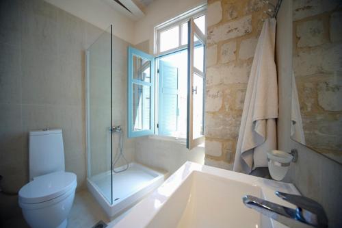 罗希姆诺Novecento Studios的浴室配有卫生间、淋浴和盥洗盆。