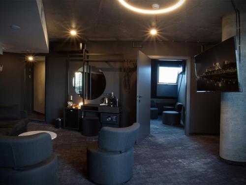 克拉科夫The Loft Hotel Adults Only的一间带椅子、梳妆台和镜子的房间