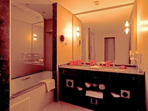 非斯Palais Médina Riad Resort的一间带水槽和大镜子的浴室