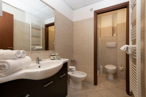 锡耶纳安吉赫尔酒店式公寓的一间带水槽和卫生间的浴室