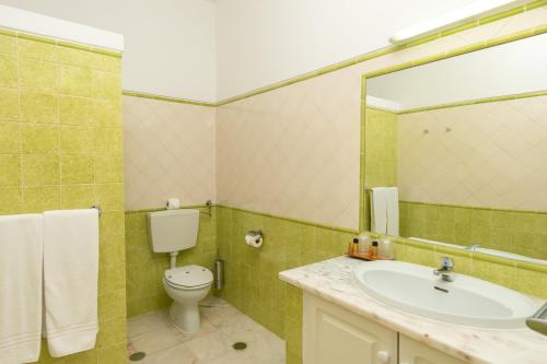 阿尔布费拉维拉钱纳酒店 - 仅限成人入住的一间带水槽、卫生间和镜子的浴室