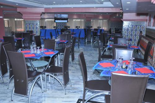 卡萨布兰卡HOTEL DELTA ATLAS的一间带桌椅和蓝桌布的用餐室
