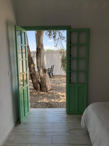 贝赫尔-德拉弗龙特拉Casa Carma的通向卧室的开放式门,卧室有树