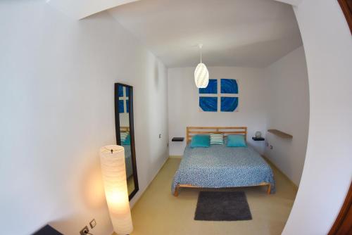 巴哈马尔Mirador de poniente 417的一间卧室配有一张带蓝色枕头的床