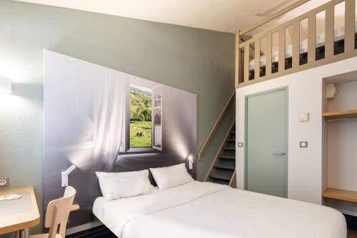 锡河边的圣奥班B&B HOTEL Dieppe的一间小卧室,配有一张床和一个楼梯