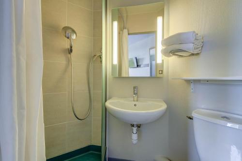 萨维尼莱博恩B&B HOTEL BEAUNE Nord的一间带水槽和淋浴的浴室