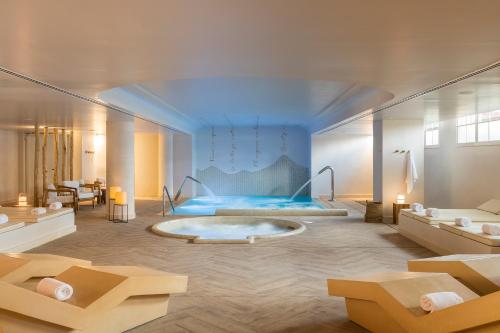 马尔格莱特德玛Luna Park Hotel Yoga & Spa的一间带浴缸的浴室位于客房中间