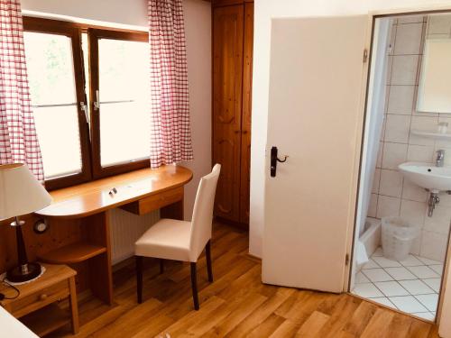 基姆湖畔普林König Ludwig Stub´n的一间带书桌、水槽和卫生间的浴室