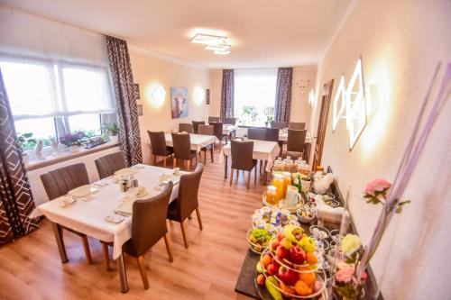 巴特德里堡Haus Eyers的用餐室配有桌椅和食物
