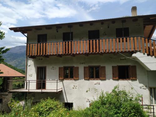 Meana di SusaCasa per vacanze in Meana di Susa的一座带阳台的旧房子