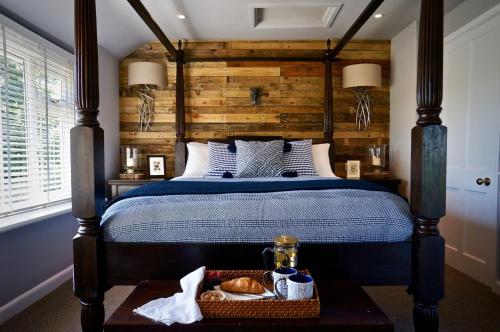 SwayHazelhurst Farm的一间卧室配有一张木墙床