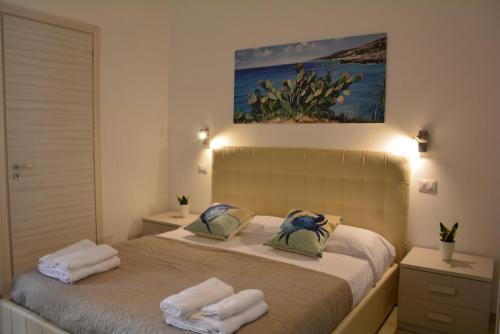 圣卡特琳娜迪纳德Le Stanze di Marco的一间卧室配有带毛巾的床