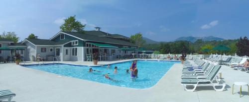 斯托斯托弗兰克度假酒店及Spa的一群人在度假村的游泳池里