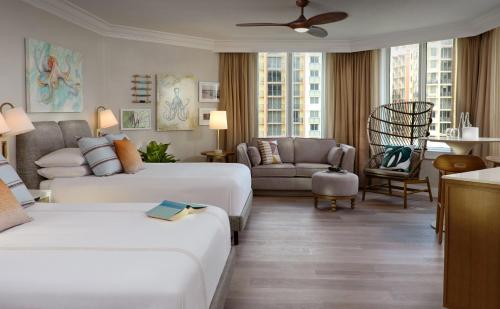 劳德代尔堡鹈鹕海滩度假度假酒店 - 贵族之家 的酒店客房,设有两张床和一张沙发