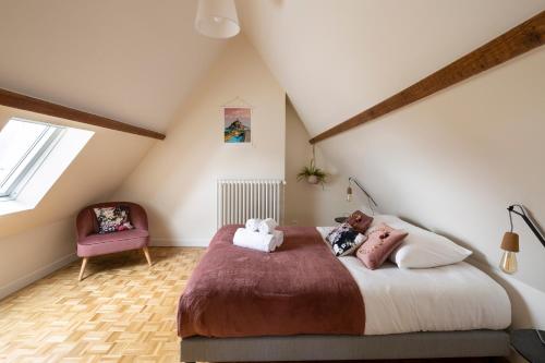 康卡勒Le Semaphore by Cocoonr的阁楼上的卧室配有一张大床