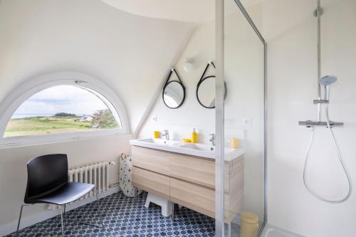 康卡勒Le Semaphore by Cocoonr的一间带水槽、窗户和椅子的浴室