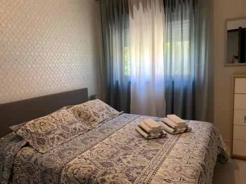 比索达雷加Dom Ruas的一间卧室配有一张床,上面有两条毛巾