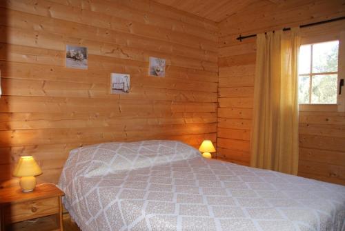 Fontanacciochalet Porticcio Corse的小木屋内一间卧室,配有一张床