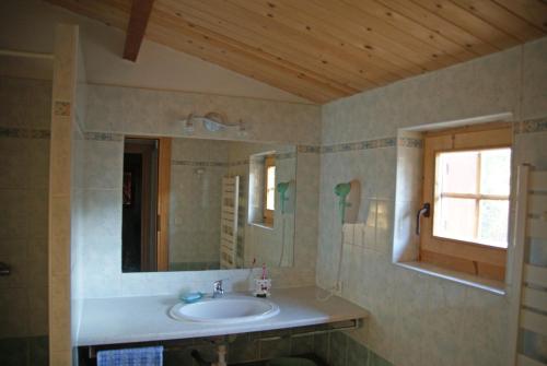 Fontanacciochalet Porticcio Corse的一间带水槽和镜子的浴室