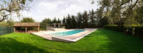 洛雷托·阿普鲁蒂诺伊尔赌场迪丽玛特罗农家乐的一个带凉亭的庭院内的游泳池