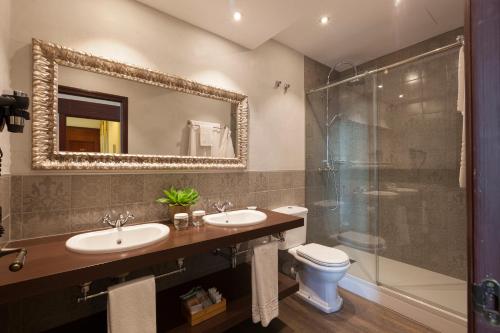 滨海托萨戴安娜酒店的一间带两个盥洗盆和淋浴的浴室