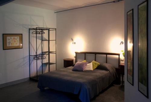 皮亚琴察Corte La Volta的一间卧室配有一张带两个灯的床铺