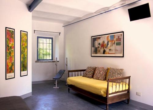 皮亚琴察Corte La Volta的一间卧室配有一张床,墙上配有电视