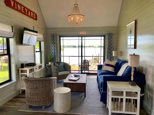 米斯蒂克Harbor View Landing的客厅配有蓝色的沙发和桌子