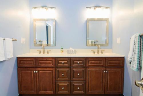 MisgenCasa Cielo的浴室设有2个水槽和2面镜子