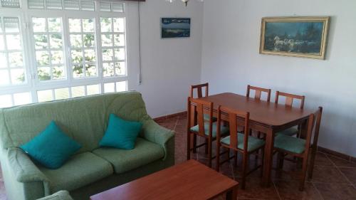 拉赫Insua的客厅配有沙发和桌子