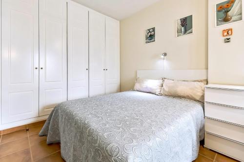 圣伊西德罗Habitación con refrigerador propio cerca del aeropuerto的一间卧室配有一张床和白色橱柜
