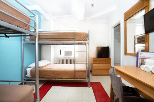纽约西区青年国际旅馆的一间卧室配有两张双层床和一张书桌