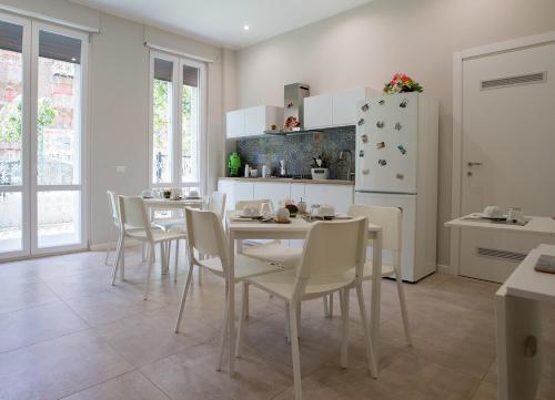 巴勒莫Le Stanze Dell'Emiro的厨房配有桌椅和冰箱。