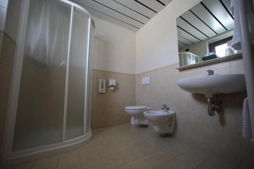 贝拉吉奥飞奥罗尼酒店的带淋浴、卫生间和盥洗盆的浴室