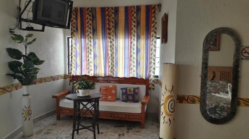 尧特佩克科罗尼尔酒店的小房间设有小桌子和窗户