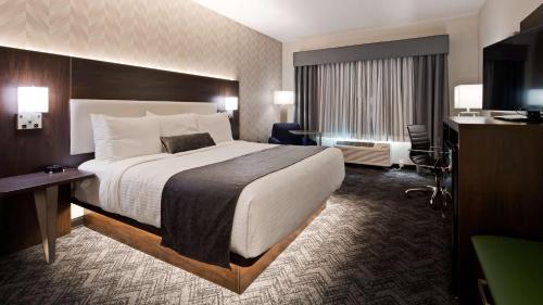Best Western Plus Parkside Inn & Suites客房内的一张或多张床位