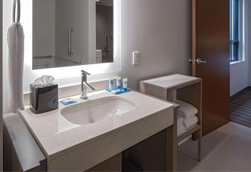 印第安纳波利斯Hyatt House Indianapolis Downtown的一间带水槽和镜子的浴室