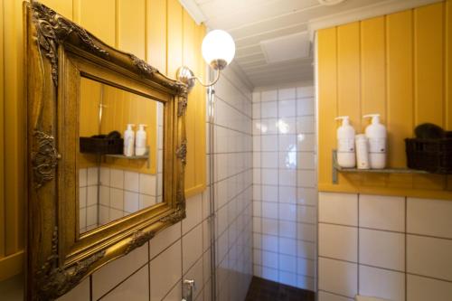 拉赫Boutique Hotel Langin Kauppahuone的一间带镜子、水槽和淋浴的浴室