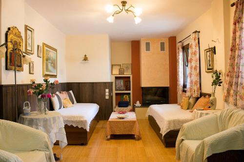 卡兰巴卡Pomegranate Tree House - Meteora的酒店客房,配有两张床和两把椅子