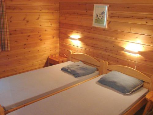 莫鲁Chalet Cahors - 4 pers.的小木屋内带两张床的房间