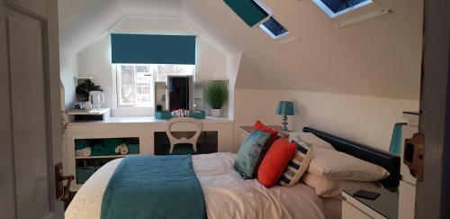 塞尔西Harbour Lights, 30 Manor Lane的卧室配有带枕头的床铺和窗户。