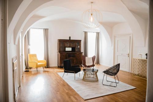 Sankt Veit am VogauDas Gästehaus的客厅配有椅子和桌子