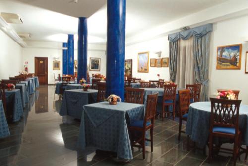 Hotel La Barcarola餐厅或其他用餐的地方