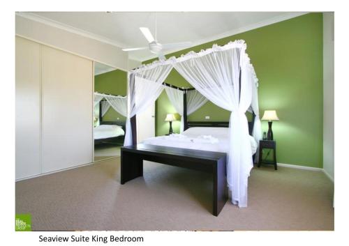 卧龙岗南苑宾馆的一间卧室配有天蓬床和镜子