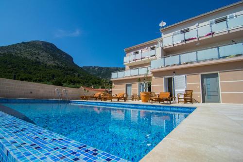 Villa Nikola - big terrace apartments内部或周边的泳池