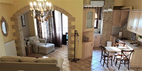 科林瓦里奥Sandy's Home的客厅以及带沙发和桌子的厨房。